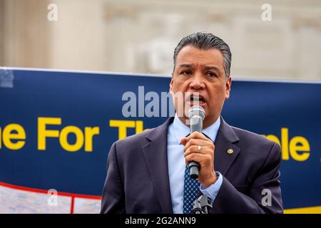 Washington, DC, USA, 9 giugno 2021. Nella foto: Il senatore Alex Padilla della California parla ad un rally per passare il for the People Act alla Corte Suprema. Credit: Alison Bailey / Alamy Live News Foto Stock