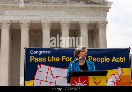 Washington, DC, USA, 9 giugno 2021. Nella foto: Randi Weingarten, presidente della Federazione americana degli insegnanti, parla ad un raduno per passare il for the People Act alla Corte Suprema. Credit: Alison Bailey / Alamy Live News Foto Stock