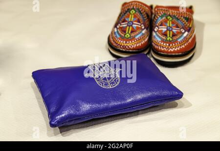 Pantofole marocchine nel negozio di accessori arabi, stile di vita Foto Stock