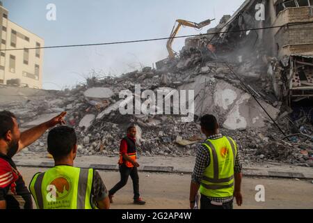 I lavoratori palestinesi e i bulldozer con l'aiuto di equipaggi egiziani rimuovono le macerie degli edifici distrutti dagli attacchi aerei israeliani il mese scorso, nella città di Gaza il 9 giugno 2021. Foto di Habboub Ramez/ABACAPRESS.COM Foto Stock