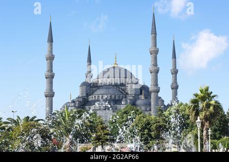 fontana e Moschea del Sultano Hamet o Moschea Blu a Istanbul, Turchia Foto Stock