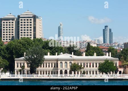 Vecchio palazzo sul lungomare Bosforo sullo sfondo i grattacieli del moderno quartiere di Levent a Istanbul, Turchia Foto Stock