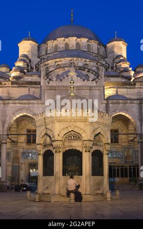 Istanbul, Turchia - 20 luglio 2010: Al crepuscolo, un uomo musulmano si sta lavando nella fontana del cortile della moschea di Yeni, prima di entrare nel mos Foto Stock