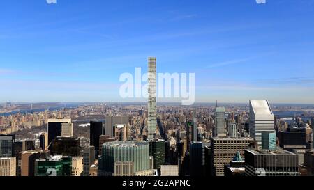 Vista aerea di 432 Park Ave, un grattacielo residenziale superalto sulla Billionaire's Row, sullo sfondo di Manhattan, New York, NY, USA. Foto Stock