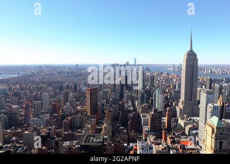 Vista aerea dello skyline di Manhattan dall'alto. Una vista del Midtown Manhattan New York City a sud di Sandy Hook, NJ Febbraio 2021. Foto Stock