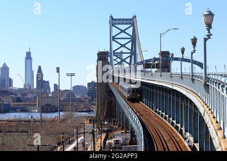 Un treno patco speedline diretto a Lindenwold sul ponte Benjamin Franklin con Filadelfia e il fiume Delaware sullo sfondo. Foto Stock