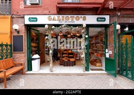 Galioto's, 131 Mulberry St, New York, NYC foto di un ristorante italiano vegano, e drogheria a Little Italy di Manhattan. Foto Stock