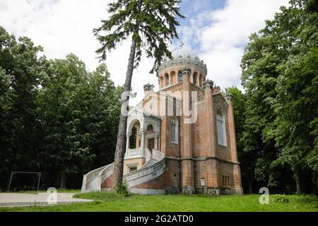 Buftea, Romania - 6 giugno 2021: Cappella della Santissima Trinità al Palazzo Stirbey (domeniul Stirbey). Foto Stock