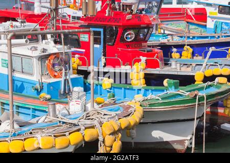 Busan, Corea del Sud - 17 marzo 2018: Piccole barche da pesca sono ormeggiate nel porto di Busan Foto Stock