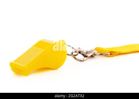 Fischio sportivo giallo isolato su sfondo bianco Foto Stock