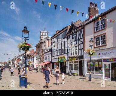 4 luglio 2019: Melton Mowbray, Leicestershire, UK - la gente che acquista in Nottingham Street in una calda giornata estiva. Foto Stock