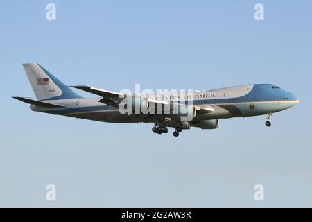 USAF VC-25A 82-8000, chiamata Air Force One atterrando a RAF Mildenhall a Suffolk con il presidente Joe Biden a bordo per il g7 nel Regno Unito. Foto Stock