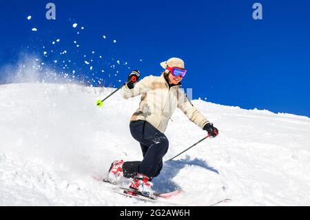 Sciatore Telemark che fa una sessione di freeride in una perfetta giornata invernale Foto Stock