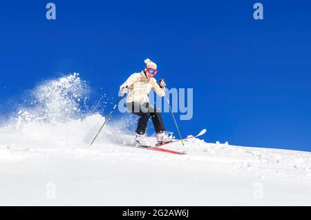 Sciatore Telemark che fa una sessione di freeride in una perfetta giornata invernale Foto Stock