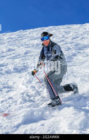 Sciatore Telemark che fa una sessione di freeride in una perfetta giornata invernale Foto Stock