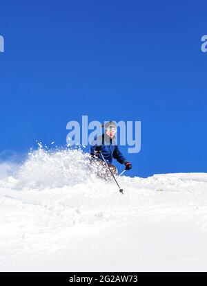 Sciatore Telemark che fa una sessione di freeride in una perfetta giornata invernale Foto Stock