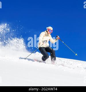 Sciatore Telemark che fa una sessione di freeride in una perfetta giornata invernale Foto Stock