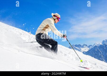 Sciatore Telemark che fa una sessione di freeride in una perfetta giornata invernale Foto Stock