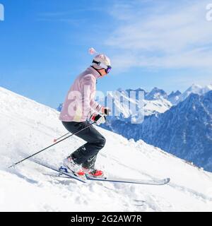 Sciatore Telemark che fa una sessione di freeride in una perfetta giornata invernale Foto Stock