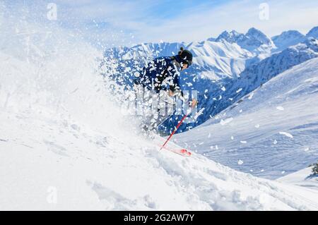 Sciatore Telemark che fa una sessione di freeride in una perfetta giornata invernale Foto Stock