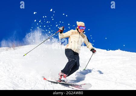 Sciatore Telemark che fa una sessione di freeride in una perfetta giornata invernale Foto Stock