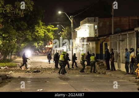 La polizia di Riot (ESMAD) e gli ufficiali di polizia hanno ritorziato contro i dimostranti durante gli scontri mentre le squadre colombiane e argentine hanno giocato una partita di qualificazione per la Coppa del mondo FIFA Quatar 2022 allo stadio Metropolitano Roberto Melendez, le manifestazioni che circondano lo stadio sono intensificate a scontri con la polizia maledetta della Colombia (ESMAD) contro disordini e brutalità della polizia, A Barranquilla, Colombia, l'8 giugno 2021. Foto Stock