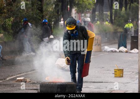 Bogotà, Colombia. 9 Giugno 2021. Una persona con uno scudo si protegge sulla marcia in Bogota Credit: Daniel Garzon Herazo/ZUMA Wire/Alamy Live News Foto Stock