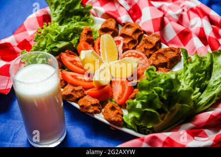 CIG kofte, un piatto di carne cruda in turco con bevanda turca Foto Stock