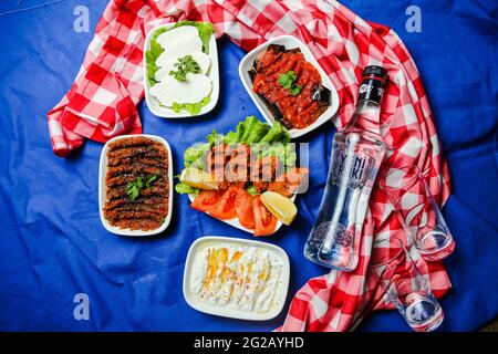 CIG kofte, un piatto di carne cruda in turco con bevanda turca Foto Stock