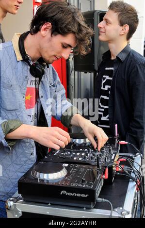 FRANCIA, PARIGI (75) 3 ° ARRONDISSEMENT, GIORNATA DELLA MUSICA SU RUE DE TURENNE, DJ DI MUSICA ELETTRONICA Foto Stock