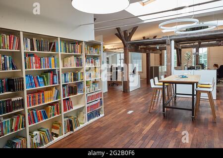 Amburgo, Germania. 07 giugno 2021. Vista dei locali recentemente occupati della casa editrice Oetinger. Il gruppo editoriale Oetinger festeggia il suo 75° compleanno il 12 giugno 2021. Credit: Georg Wendt/dpa/Alamy Live News Foto Stock