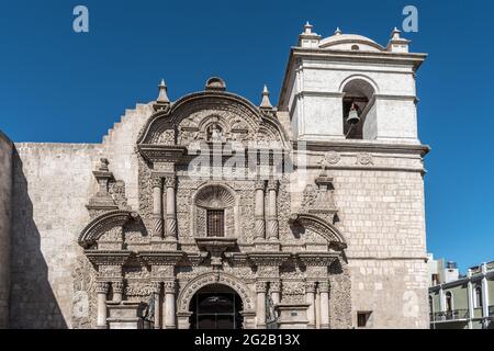 Vista frontale esterna a basso angolo della chiesa gesuita Iglesia de la Compañía nel centro storico di Arequipa, Perù Foto Stock