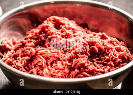Recipiente in metallo pieno di carne di manzo preparata di fresco per tartare di bistecca. Foto Stock