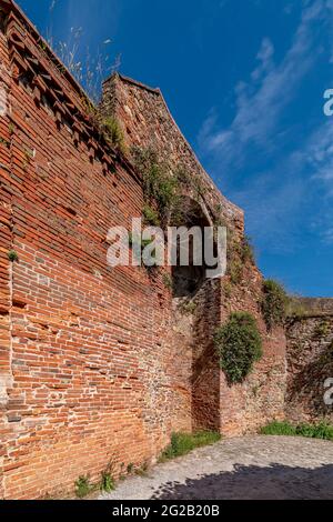 Parte delle antiche mura difensive del centro storico di Montecarlo, Lucca, Italia Foto Stock