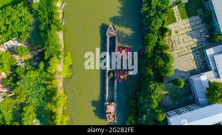 Vista dall'alto su due escavatori che si dredgono mentre dragano, lavorando su fiume, canale, profondità e rimozione di sedimenti, fango dal letto del fiume in una wa inquinata Foto Stock