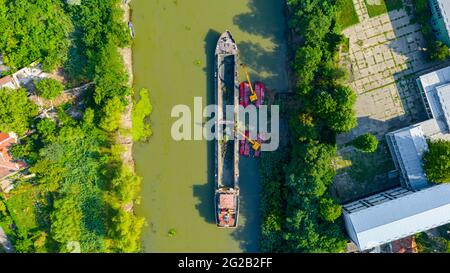 Vista dall'alto su due escavatori che si dredgono mentre dragano, lavorando su fiume, canale, profondità e rimozione di sedimenti, fango dal letto del fiume in una wa inquinata Foto Stock