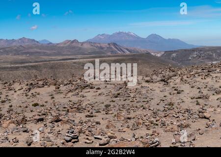 Paesaggio ad alta quota presso il Mirador de los Andes, un punto di osservazione al punto più alto della strada tra Arequipa e il Canyon del Colca, Perù Foto Stock