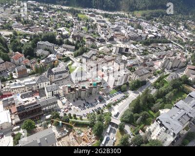 Foto aerea del paesaggio urbano di Chamonix in Francia in una giornata di sole Foto Stock