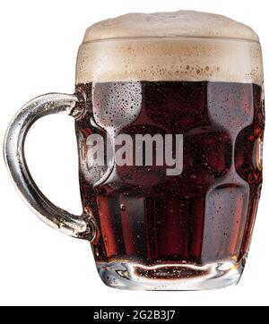 Tazza di birra scura al malto una grande punta di schiuma di birra isolata su sfondo bianco. Il file contiene il percorso di ritaglio. Foto Stock