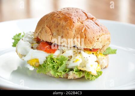 Hamburger di pane integrale all'uovo. Foto Stock