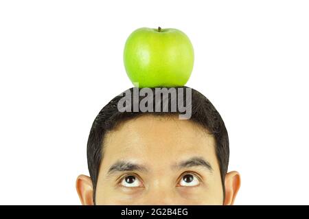 Un uomo che pensa con la mela sulla testa Foto Stock