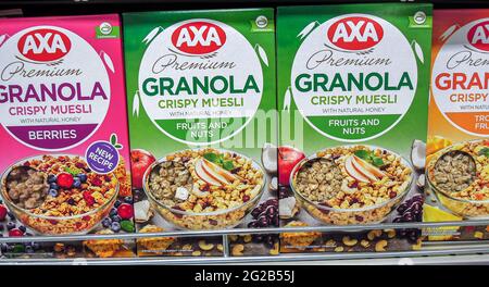 Samara, Russia - 6 giugno 2021: Muesli croccanti AXA Premium Granola in assortimento sullo scaffale del negozio Foto Stock
