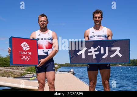 John Collins della Gran Bretagna (a sinistra) e Graham Thomas, Mens raddoppiano gli scafi durante l'annuncio della squadra di canottaggio del Team GB Tokyo 2020 al lago di canottaggio Redgrave Pinsent, Reading. Data immagine: Mercoledì 9 giugno 2021. Foto Stock