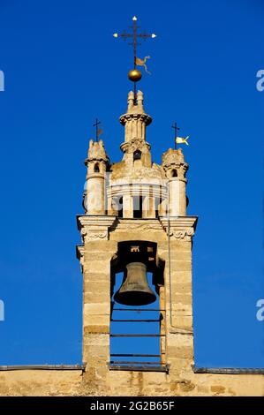 FRANCIA, VAUCLUSE ( 84 ), CUCURON, PARCO NATURALE DEL LUBERON, IN CIMA ALLA CHIESA Foto Stock