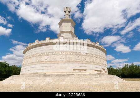 Adamclisi, Constanta, Romania - 04 agosto 2020: Veduta del monumento Tropaeum Traiani ad Adamclisi, Romania. Foto Stock
