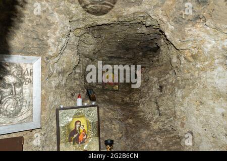 Constanta, Romania - 04 agosto 2020: Il santuario di roccia all'interno della grotta di Sant'Andrea a Dobrogea, Romania. Foto Stock