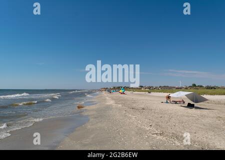 Corbu, Constanta, Romania - 01 agosto 2020: turista che si diverte sulla spiaggia di Corbu, Romania. Foto Stock