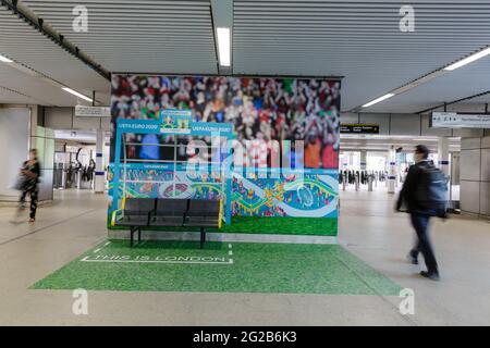 Wembley Park Station, Londra, Regno Unito. 10 giugno 2021. La stazione di Wembley Park ha decorato alcuni posti a sedere per replicare l'interno di un campo di calcio per i passeggeri che visitano lo stadio di Wembley per il Campionato europeo di calcio UEFA per scattare selfie mentre si dirigono alla partita. Rinviato di un anno come la pandemia di Coronavirus ha colpito in tutto il mondo nel 2020, il torneo inizia l'11 giugno 2021, con il Wembley Stadium che ospita la sua prima partita, Inghilterra contro Croazia, il 13 giugno 2021. Amanda Rose/Alamy Live News Foto Stock