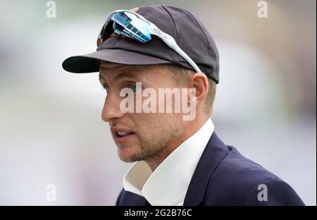 Il capitano dell'Inghilterra Joe Root durante il lancio della moneta il giorno uno della seconda partita di prova di assicurazione LV= a Edgbaston, Birmingham. Data immagine: Giovedì 10 giugno 2021. Foto Stock