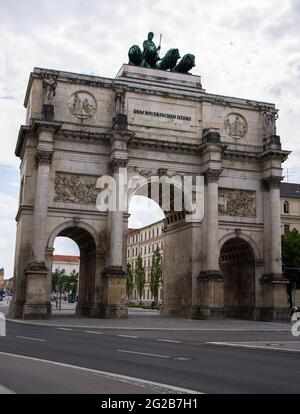 Victory Gate a Monaco di Baviera in via Ludwig - MONACO di BAVIERA, GERMANIA - 03 GIUGNO 2021 Foto Stock